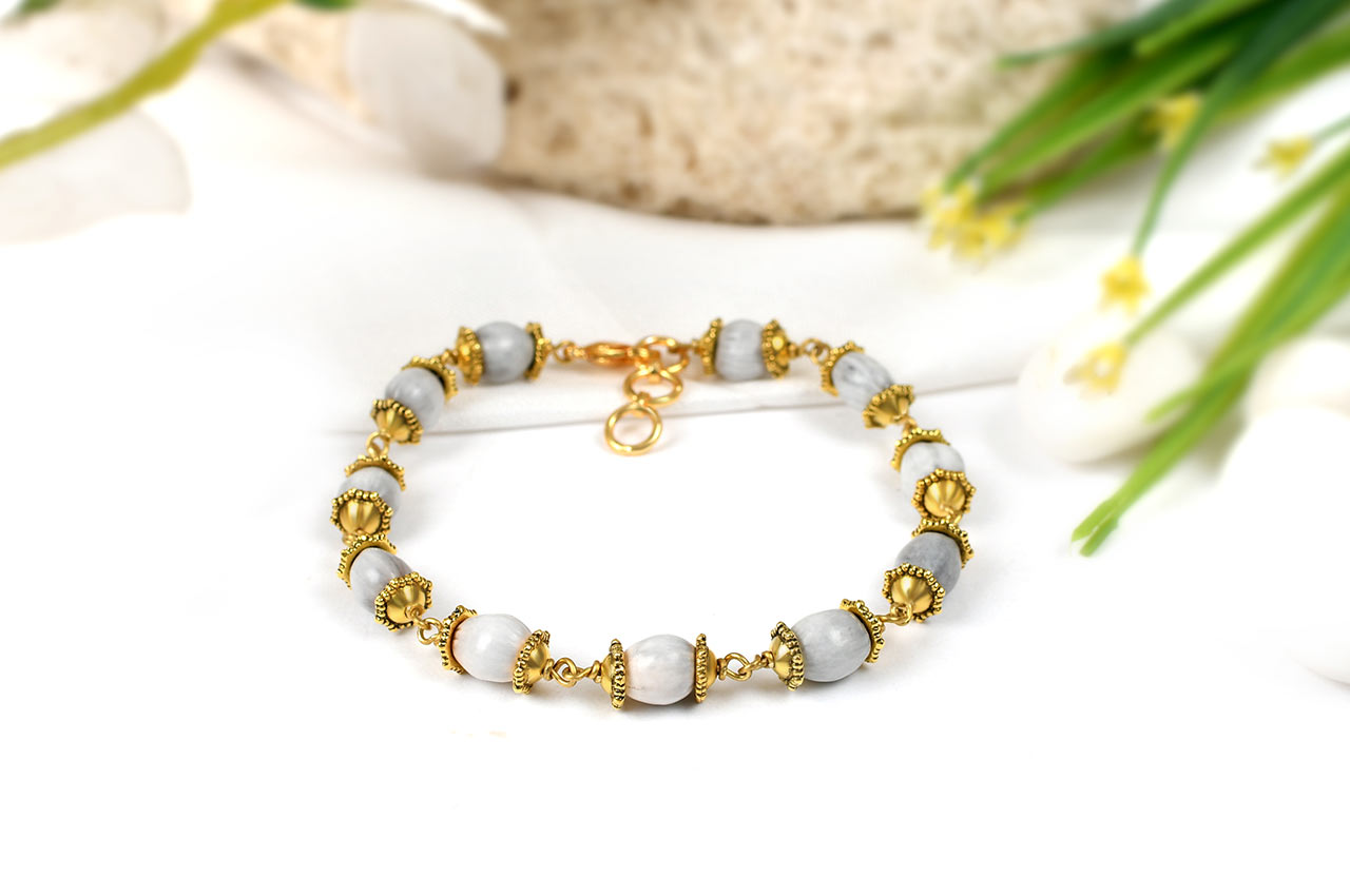 White Vaijayanti bracelet in designer gold polish caps
